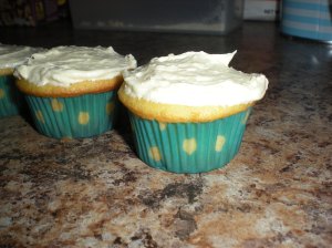Frosted Lemon Creme Cupcakes